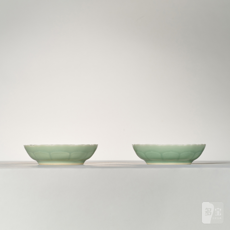 清乾隆 青釉模印莲瓣纹花口小盘一对 - 图3